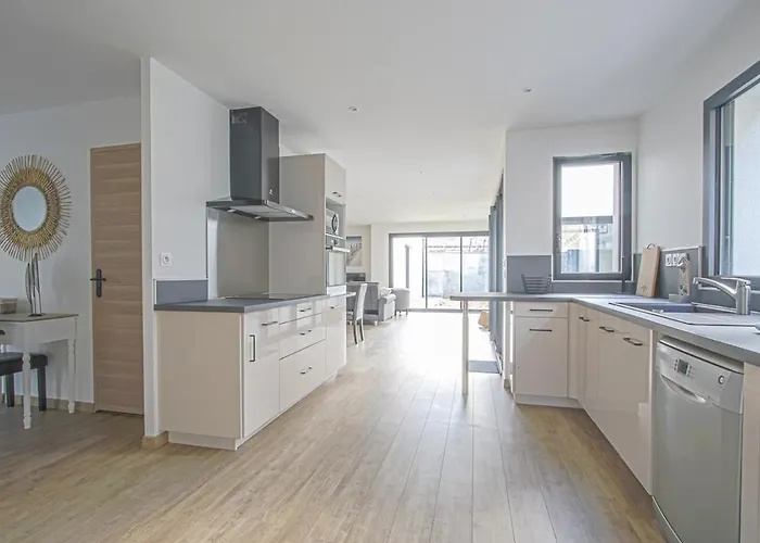 Quijote, Maison Moderne Avec Terrasse A *